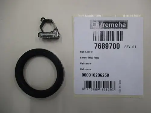 Sensor von Remeha mit zwei Komponenten: einem Hall-Sensor und einem ringförmigen Anschluss. Verkäuferinformationen und Barcode sind auf dem beigefügten Etikett zu sehen.